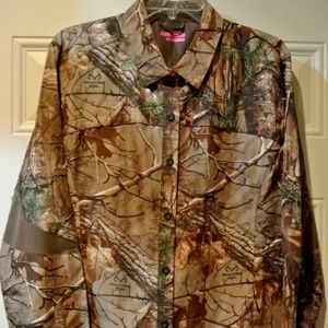 Women's Game Winner XL Camo button down shirt/NWOT